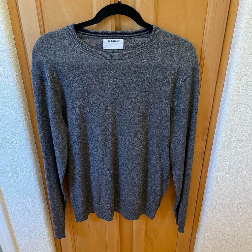 Men’s Gray Long Sleeve Sweater size Medium